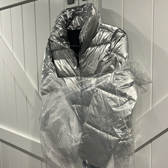 GAP Silver Puffer Jacket NWT - Picture 4 of 8